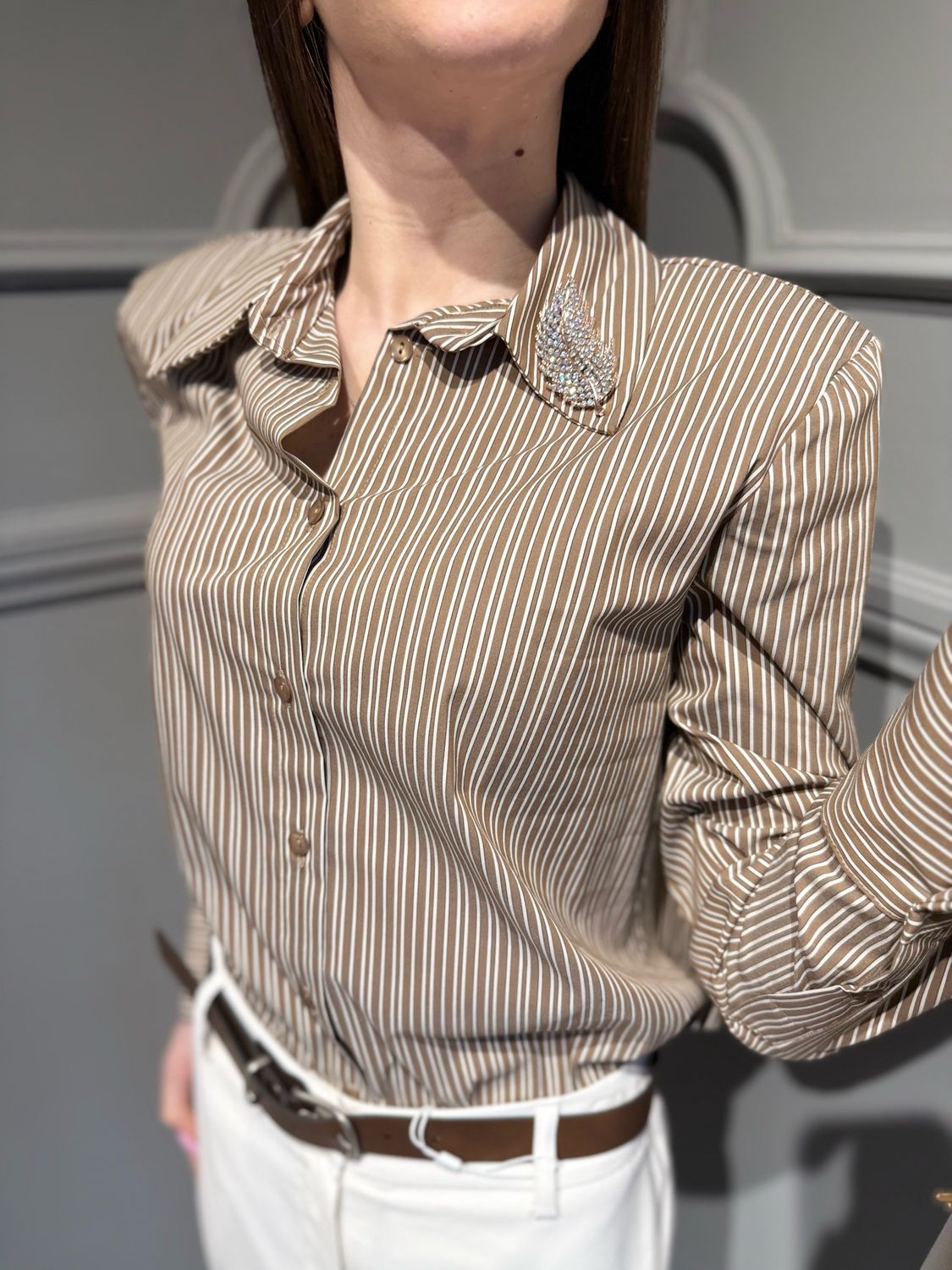 MOTEL - camicia in popeline di cotone a righe con spilla S26C067 tabacca