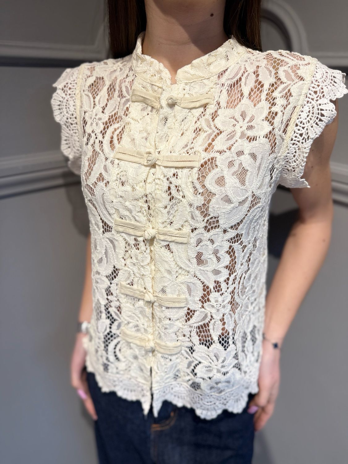 TENSIONE IN - camicia in pizzo senza maniche con abbottonatura Napoleone S26T818 naturale