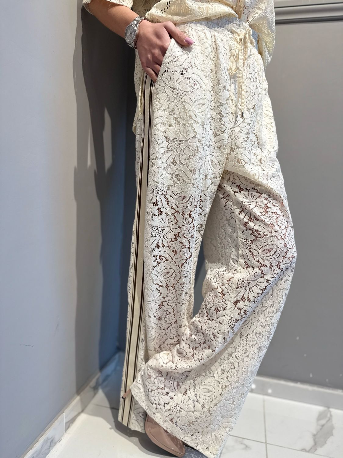 MOTEL - pantalone in pizzo con bande laterali a palazzo con elastico in vita 26P4170 panna