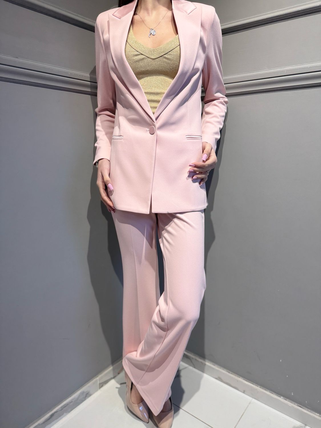 VICOLO - tailleur giacca un petto elasticizzata rever in raso TAB0230 + pantalone a zampa in crêpe elasticizzato raso in vita TAB0229 rosa cipria