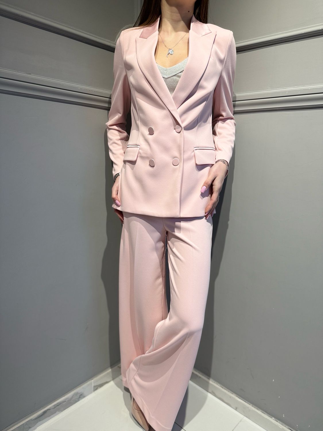 VICOLO - tailleur giacca doppiopetto in crepe elasticizzato TAB0031 + pantalone a palazzo in crêpe elasticizzato TAB0259 rosa cipria