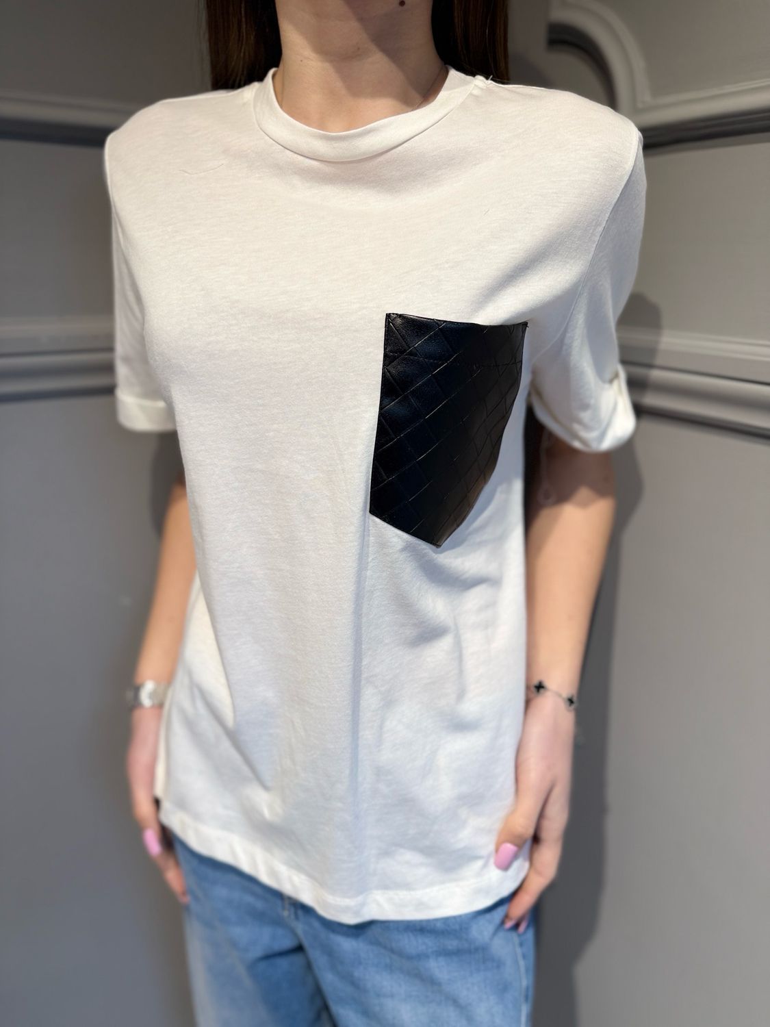 TENSIONE IN - t-shirt con taschino in ecopelle intrecciata S26M833 nero