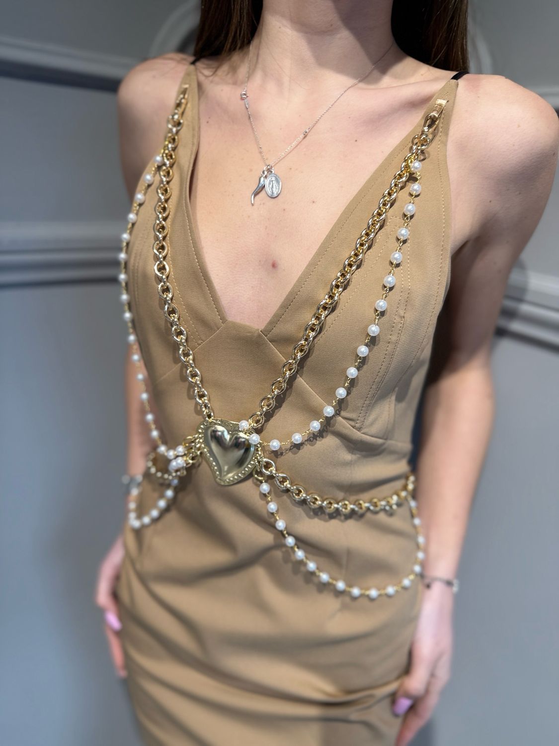 BABYLON - abito a tubino elasticizzato con collane W MF0209 nude