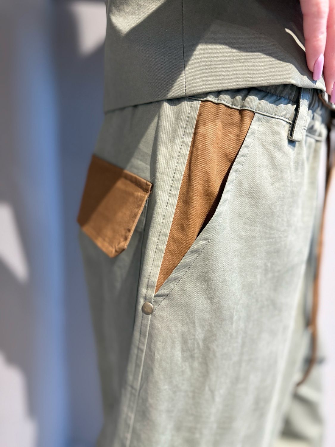 MOTEL - pantalone taschoni elastico in vita e alla caviglia con inserti in renna 38923G verde militare