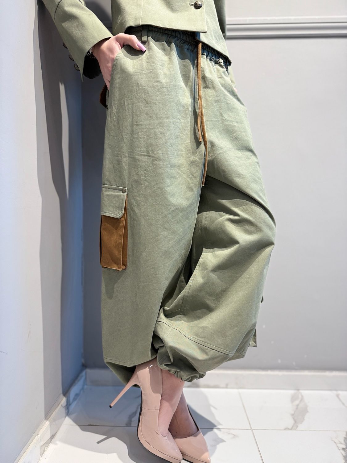 MOTEL - pantalone taschoni elastico in vita e alla caviglia con inserti in renna 38923G verde militare