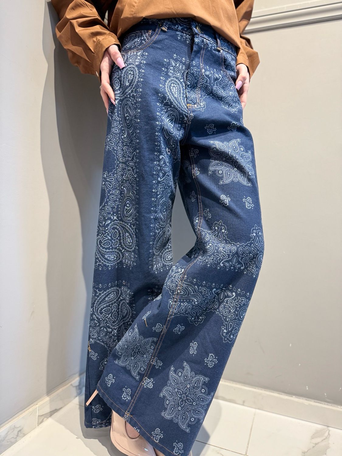 TENSIONE IN - pantalone in jeans con fantasia bandana SL1184 blu