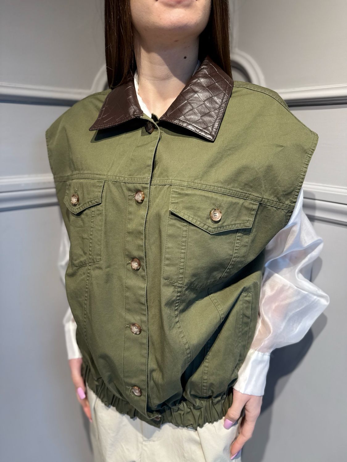MOTEL - gilet con elastico sotto e colletto in ecopelle intrecciata S26J874 verde miltare
