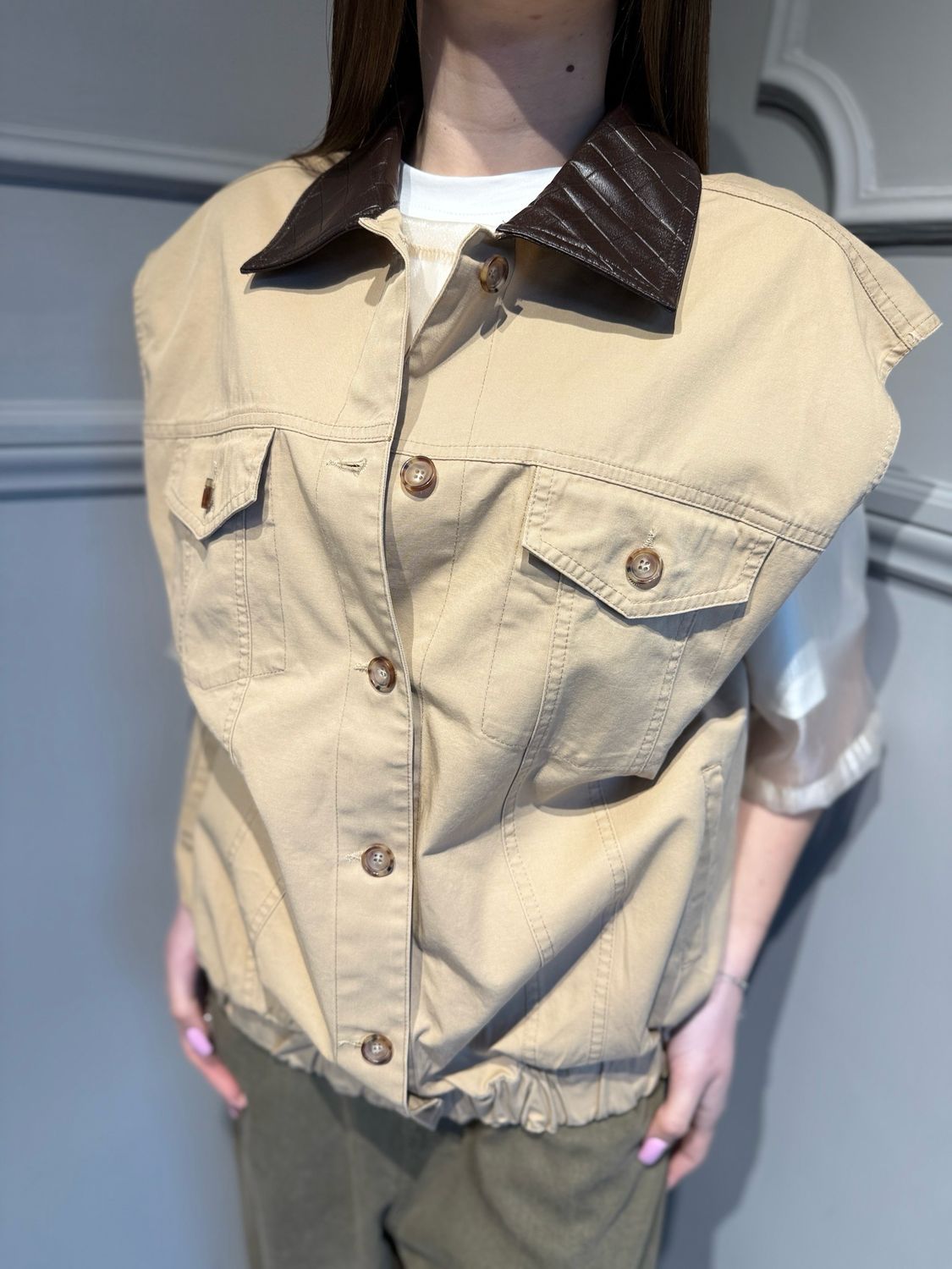 TENSIONE IN - gilet con elastico sotto e colletto in ecopelle intrecciata S26J874 camel
