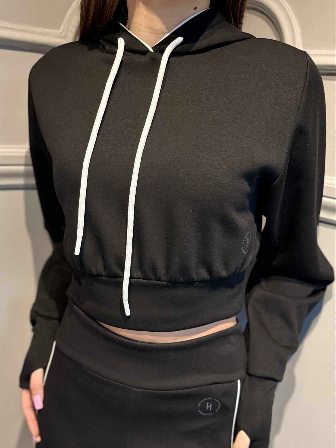 HAVE ONE - felpa con cappuccio corta FMI-Q003 nero/panna