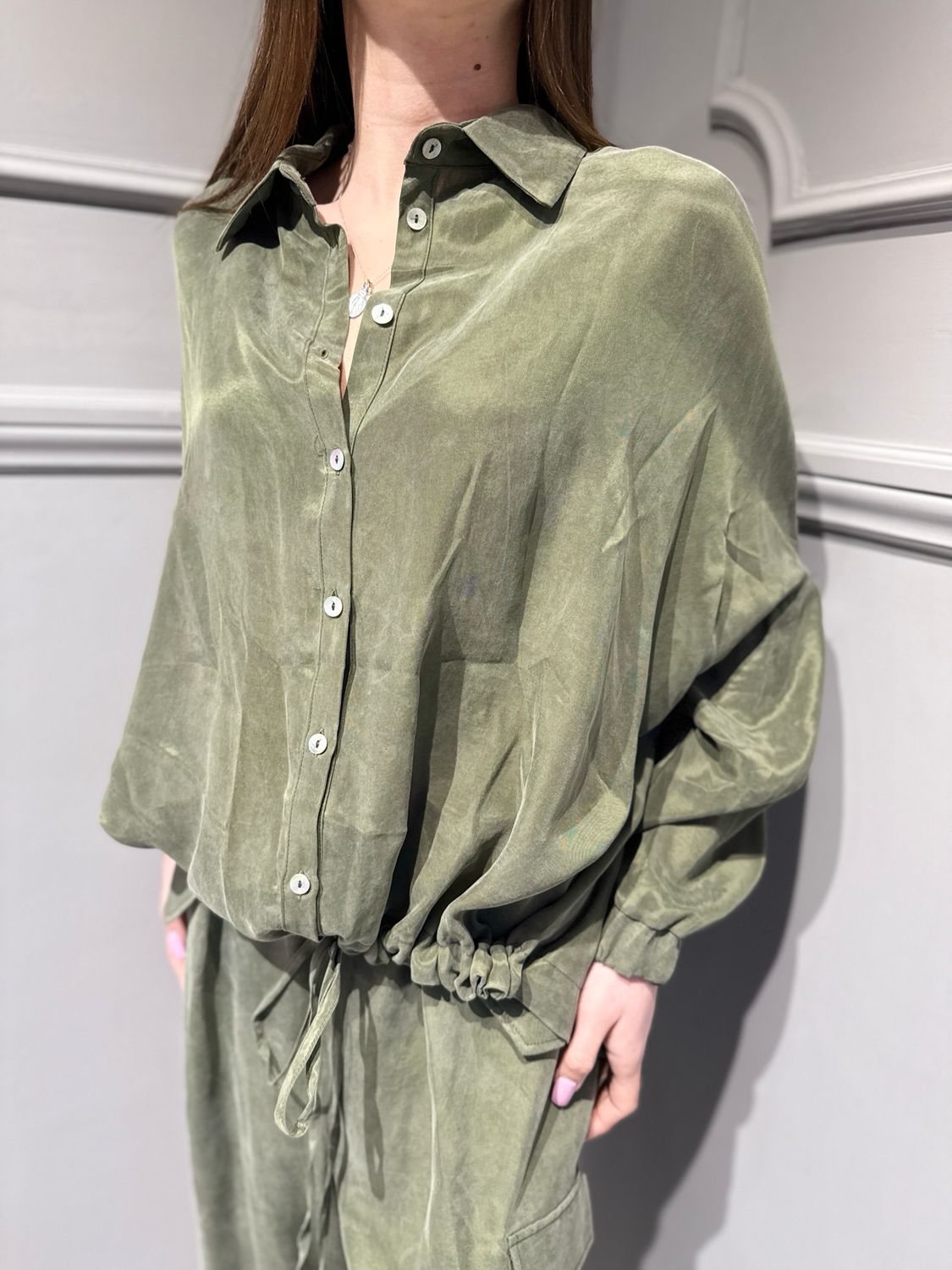 TENSIONE IN - camicia Palmira  in seta lavata PE26-2046CAMP verde militare