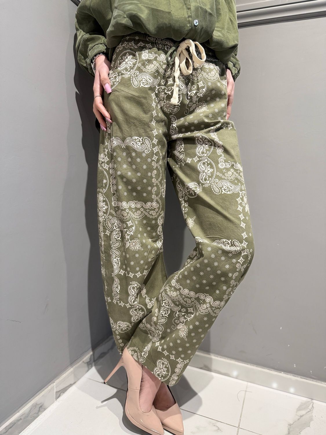 MOTEL - pantalone in cotone con elastico in vita  Baloon fantasia bandana S26PA42 verde militare