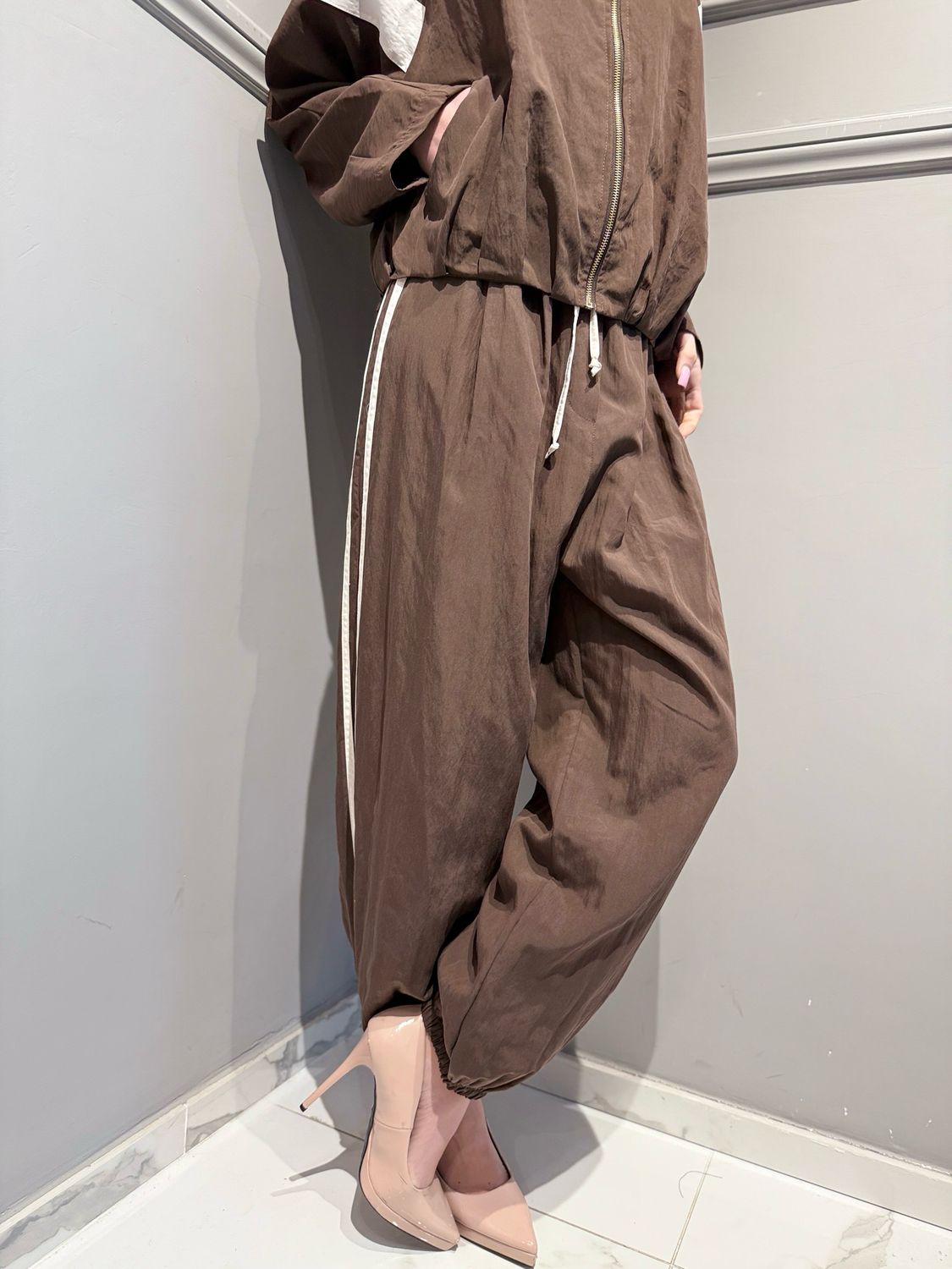 VICOLO - pantalone in tessuto leggerissimo con bande laterali TAB1742 moro/burro