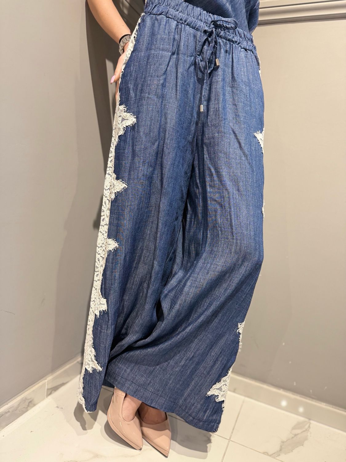 MOTEL - pantalone a palazzo in tessuto fluido con inserti in pizzo elastico in vita S26PA62 blu/bianco