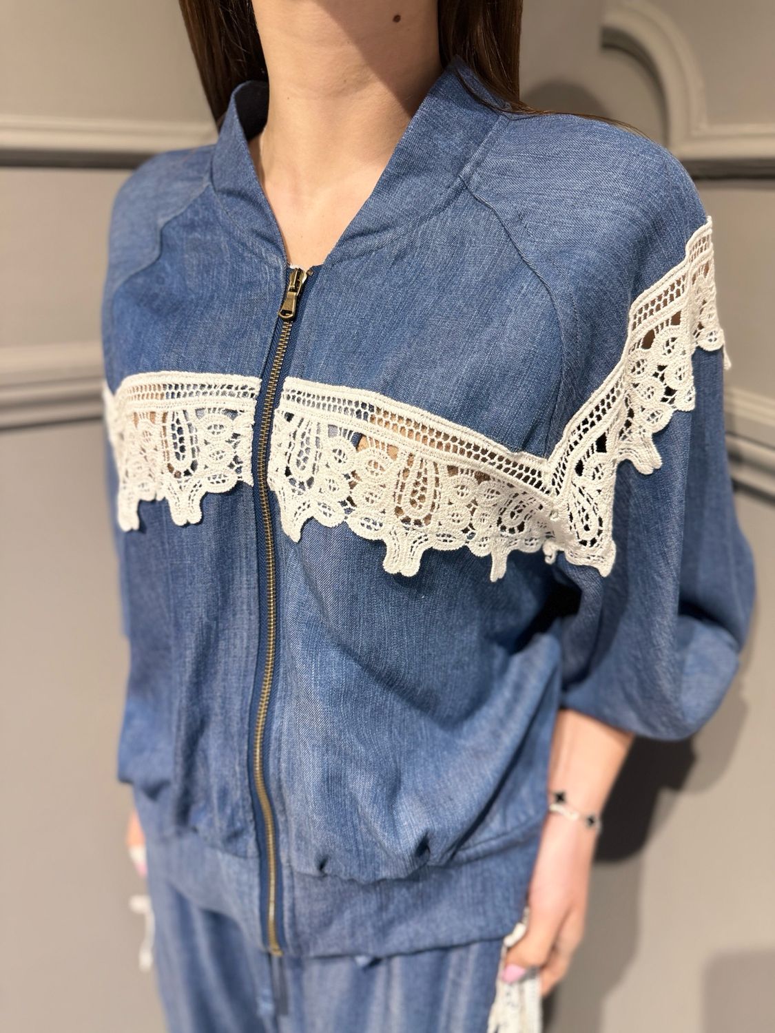 MOTEL - bomber in tencel manica a sbuffo con ricamo 39059G denim/bianco