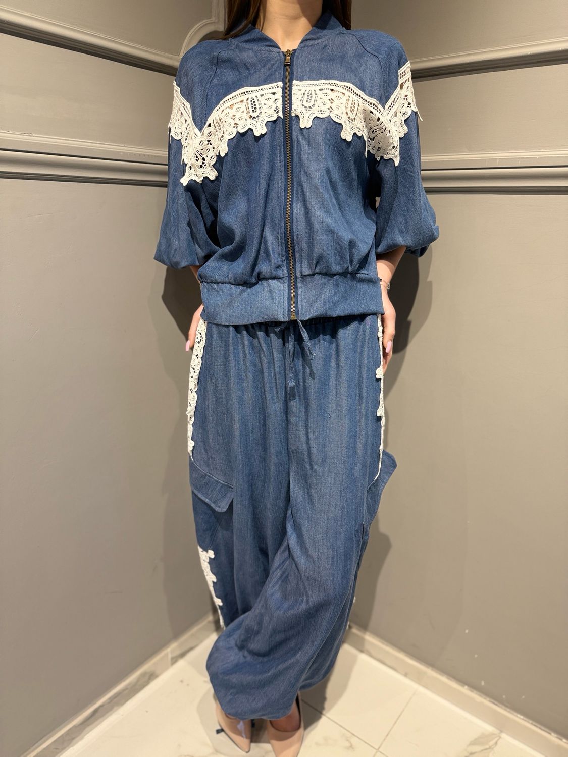 MOTEL - bomber in tencel manica a sbuffo con ricamo 39059G denim/bianco