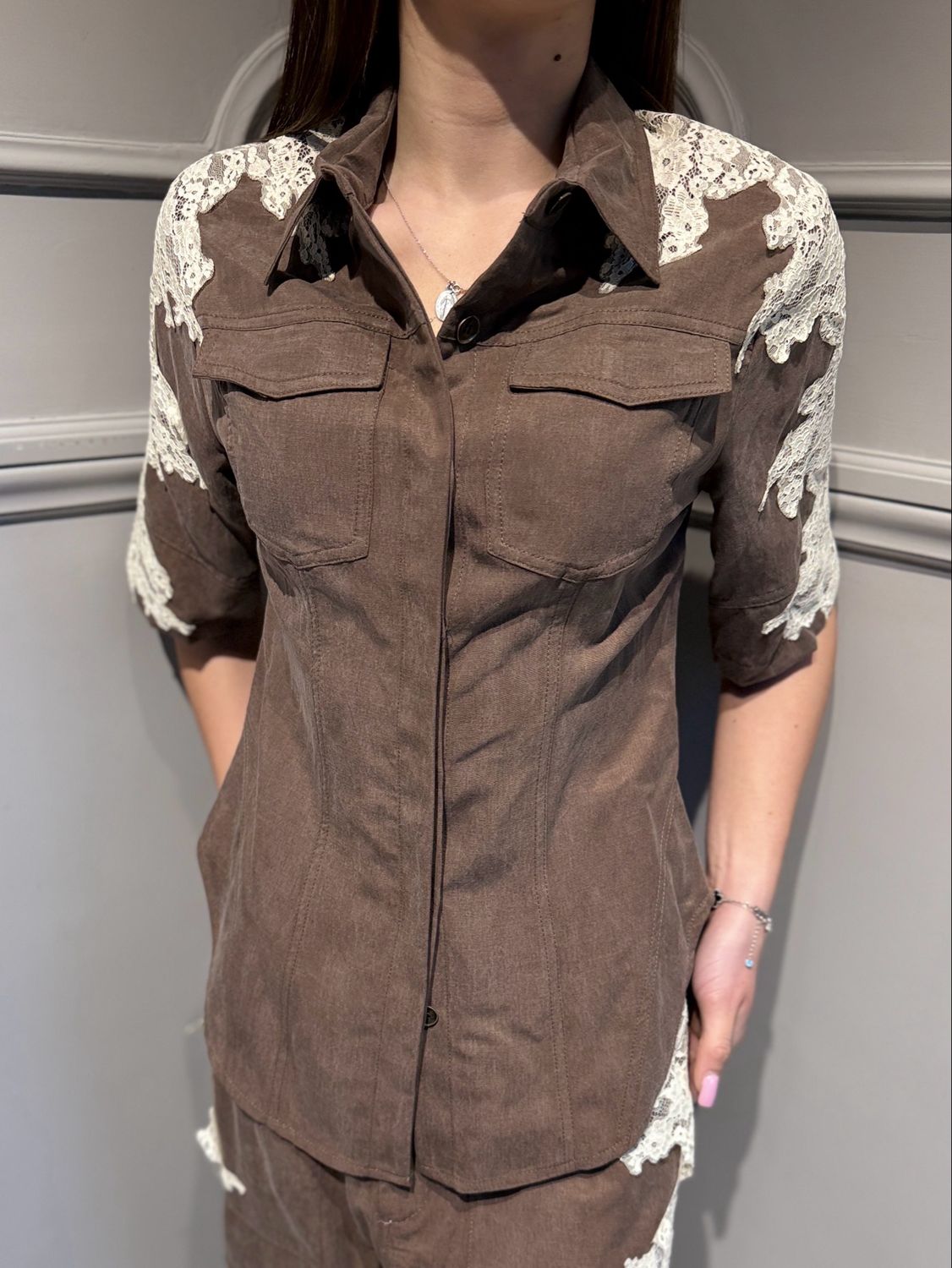 MOTEL - camicia avvitata in tessuto fluido con inserti in pizzo PX1144 moka