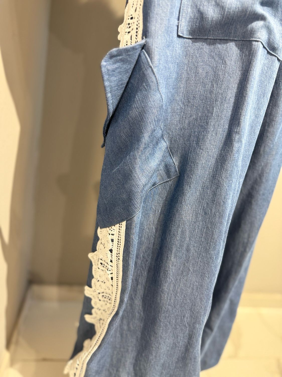 MOTEL - pantalone in tencel con ricamo tasconi elastico alle caviglie elastico in vita 39060 denim/bianco