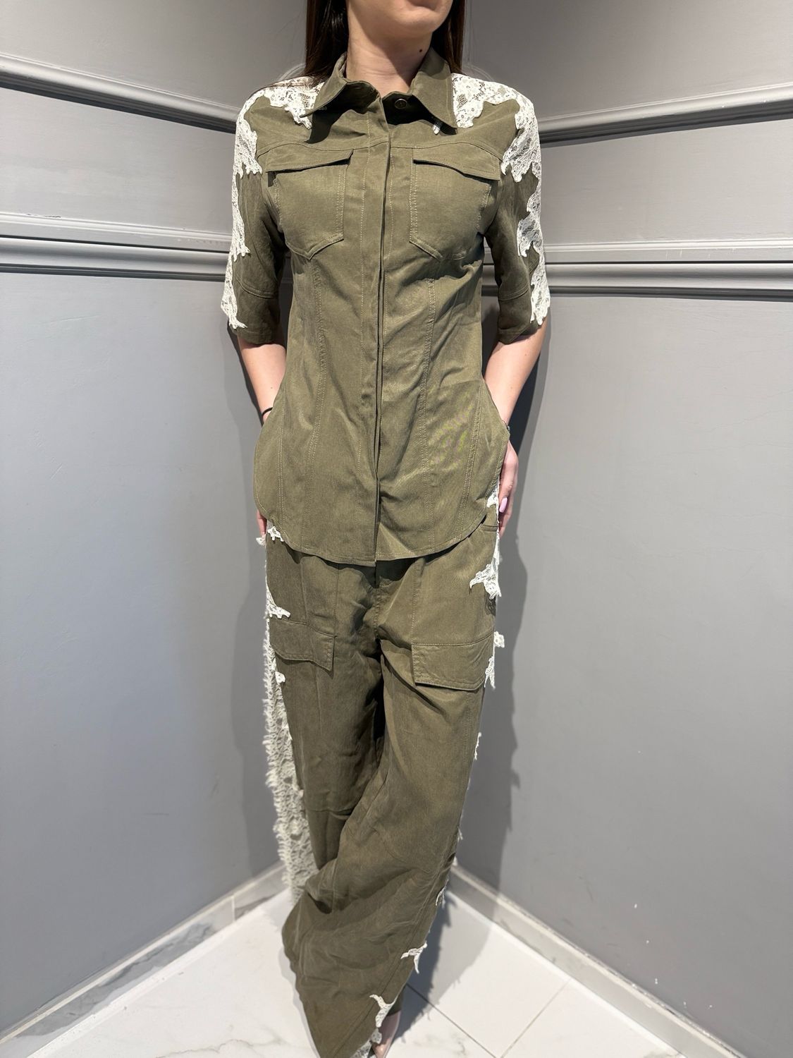 MOTEL - camicia avvitata con inserti in pizzo in tessuto fluido PX1144 verde militare