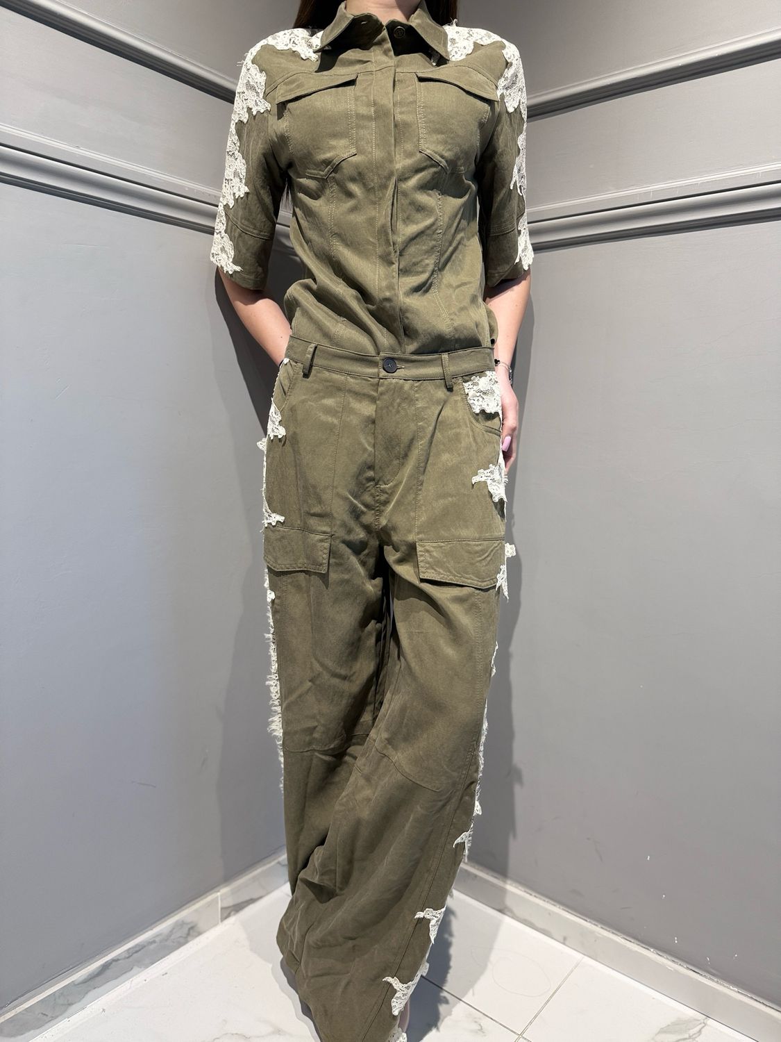 MOTEL - pantalone in tessuto fluido combact con tasconi e inserti in pizzo a palazzo PX1145 verde militare