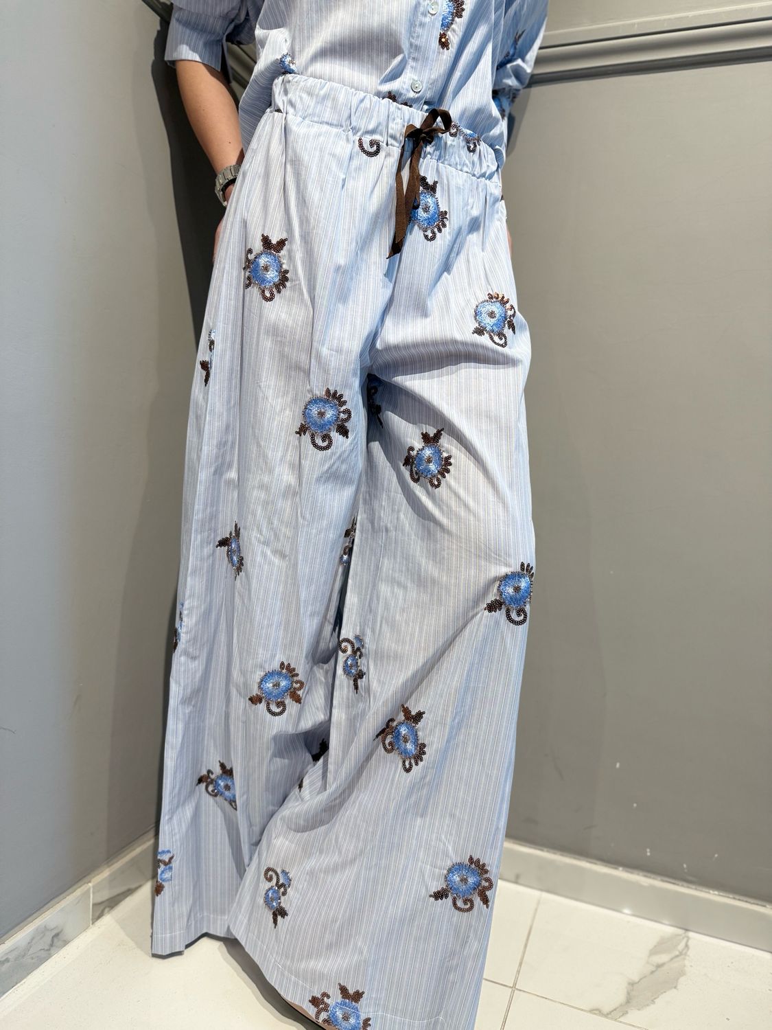 MOTEL - pantalone a palazzo in cotone con elastico in vita e ricami e paillettes PE264135 celeste