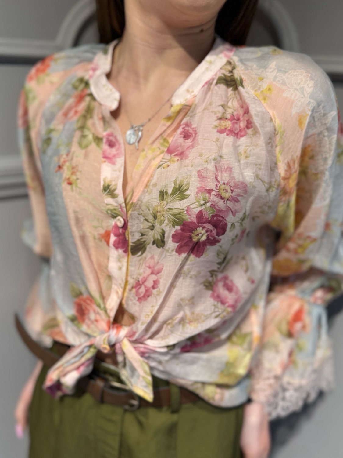 MOTEL - camicia in cotone  con maniche in pizzo a fiori S26CA91 rosa/verde