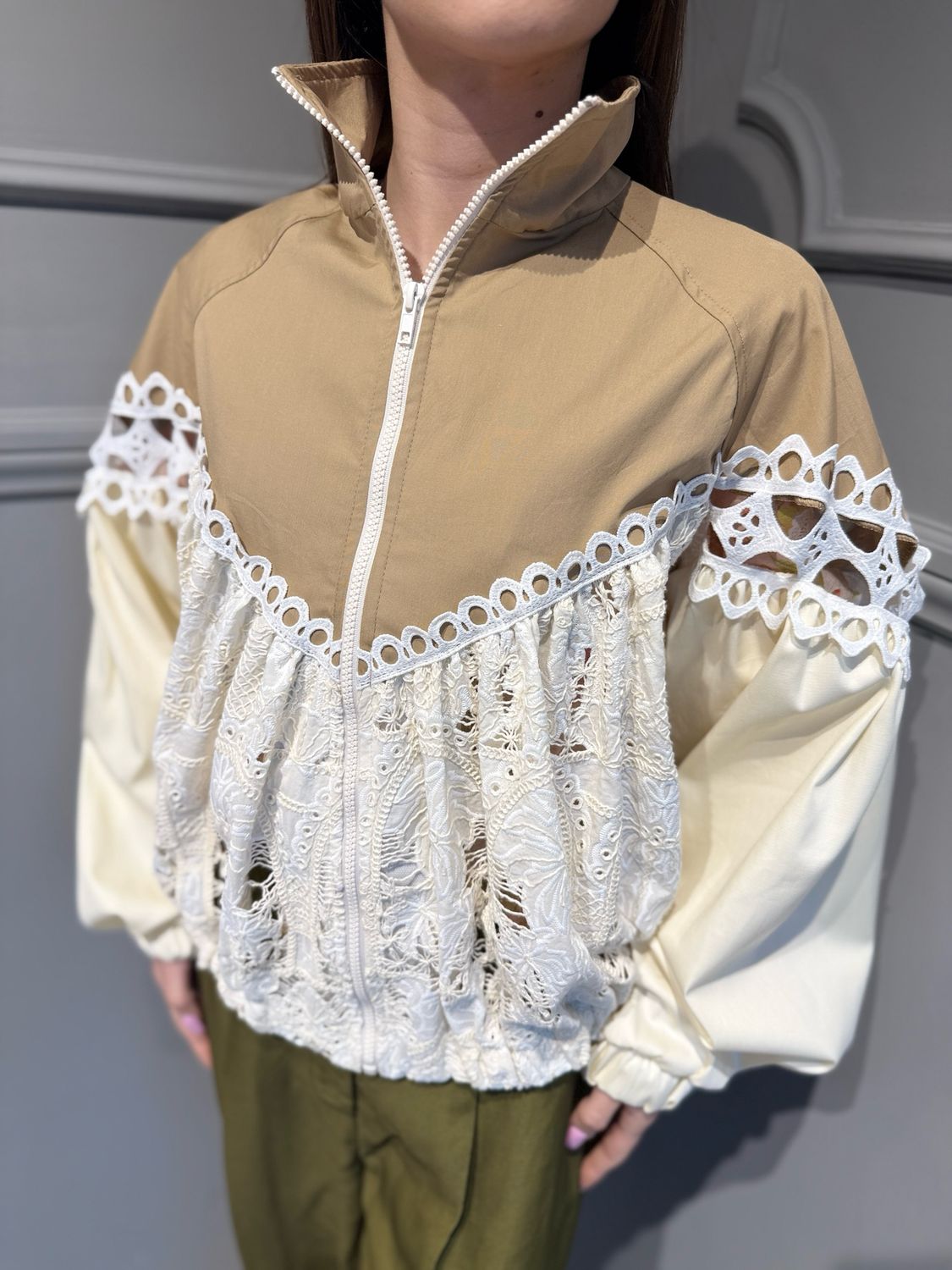 TENSIONE IN - bomber in cotone e pizzo 39045 panna/beige