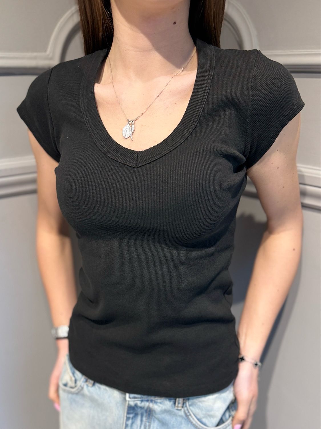 MOTEL - t-shirt a costina a V elasticizzata 1301J nera