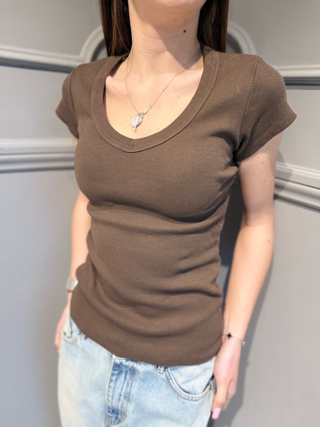 MOTEL - maglia costine scollo a V elasticizzata 1301J cioccolato