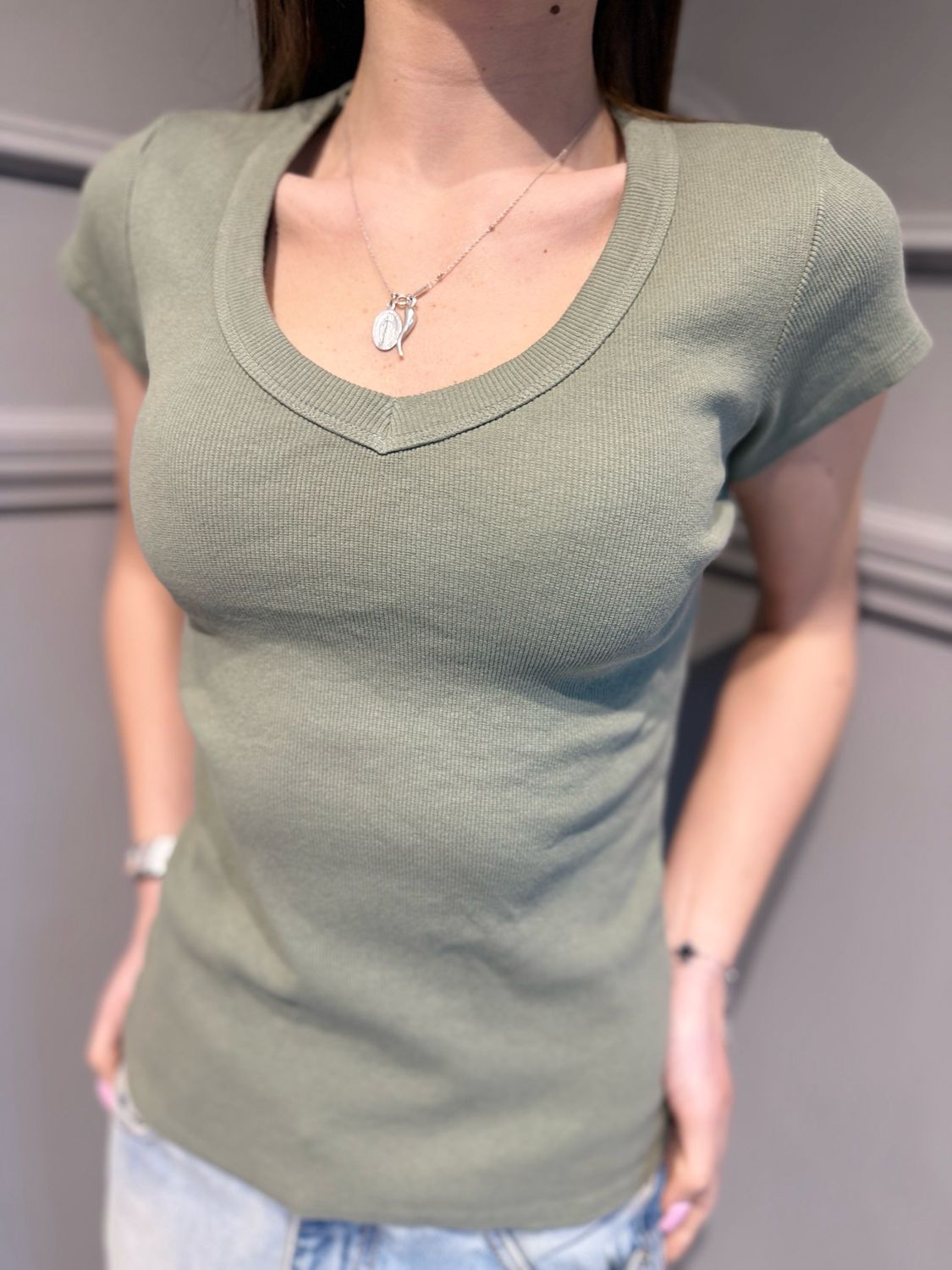 MOTEL - t-shirt a V a costina elasticizzata 1301J verde militare