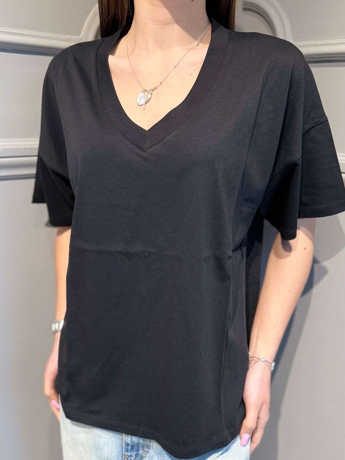 VICOLO - t-shirt a V over UAB0251 nero