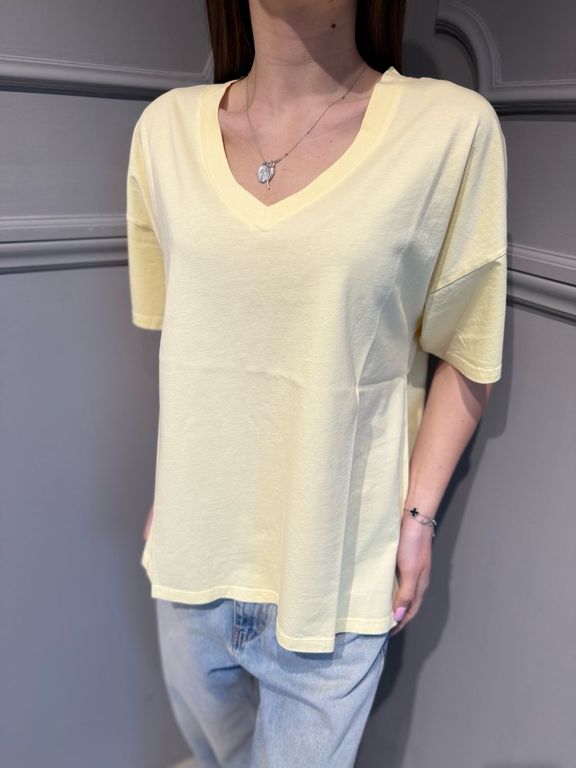 VICOLO - t-shirt a V over UAB0251 giallo