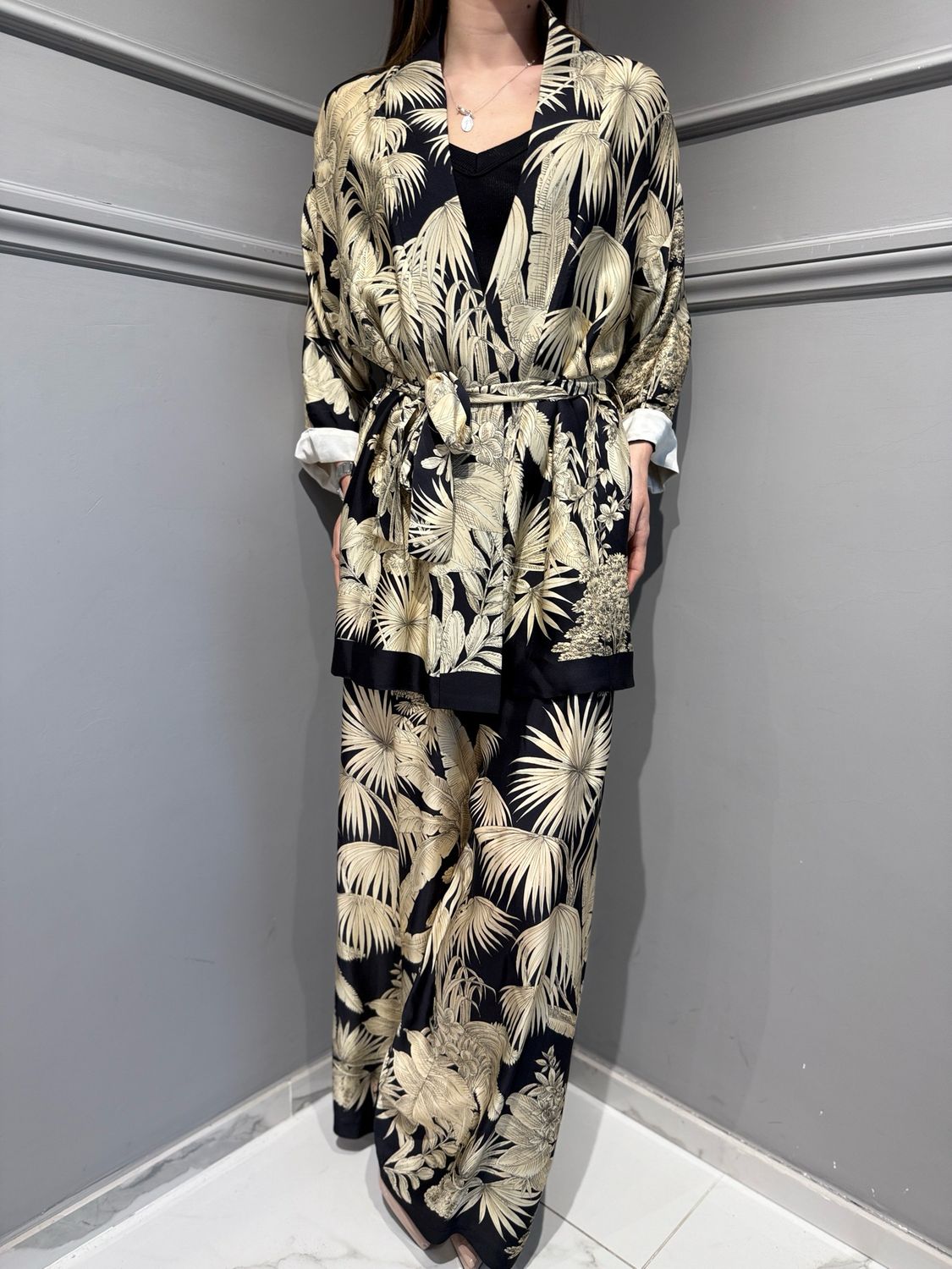 TENSIONE IN - Kimono Bernardo in pura viscosa PE267112 nero/beige