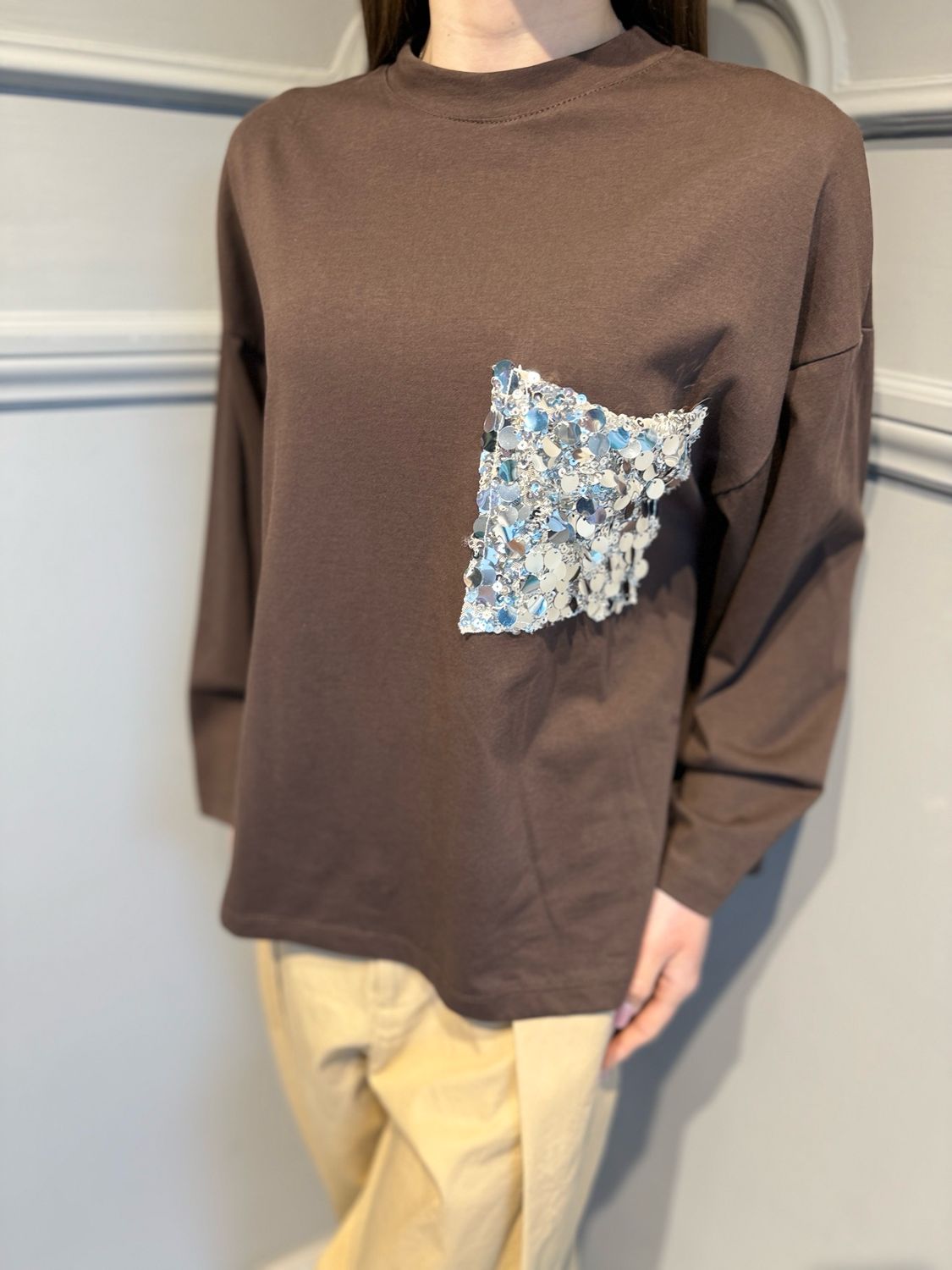 TENSIONE IN - t-shirt over con taschino paillettes PE260149 moro/argento