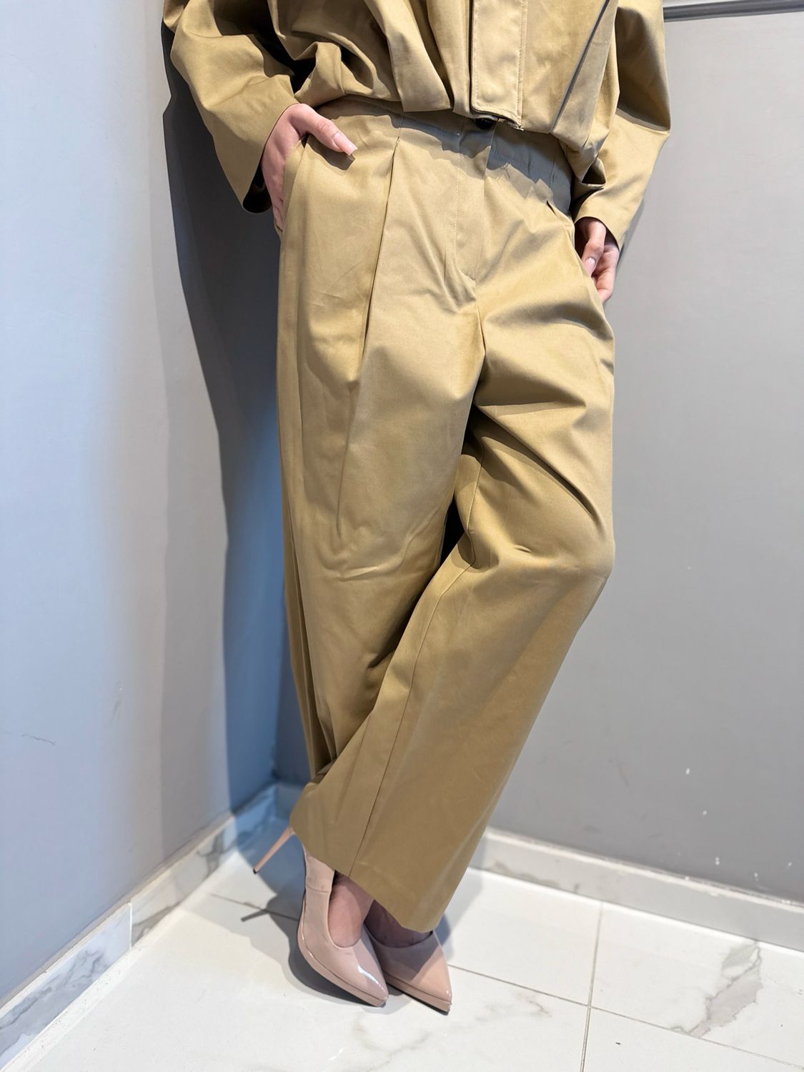 TENSIONE IN - pantalone in cotone elasticizzato con pences 26P4516 beige