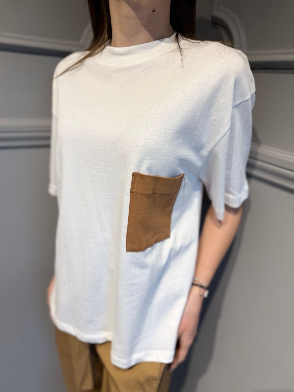 TENSIONE IN - t-shirt con taschino in eco renna pe260183 bianco/cammello