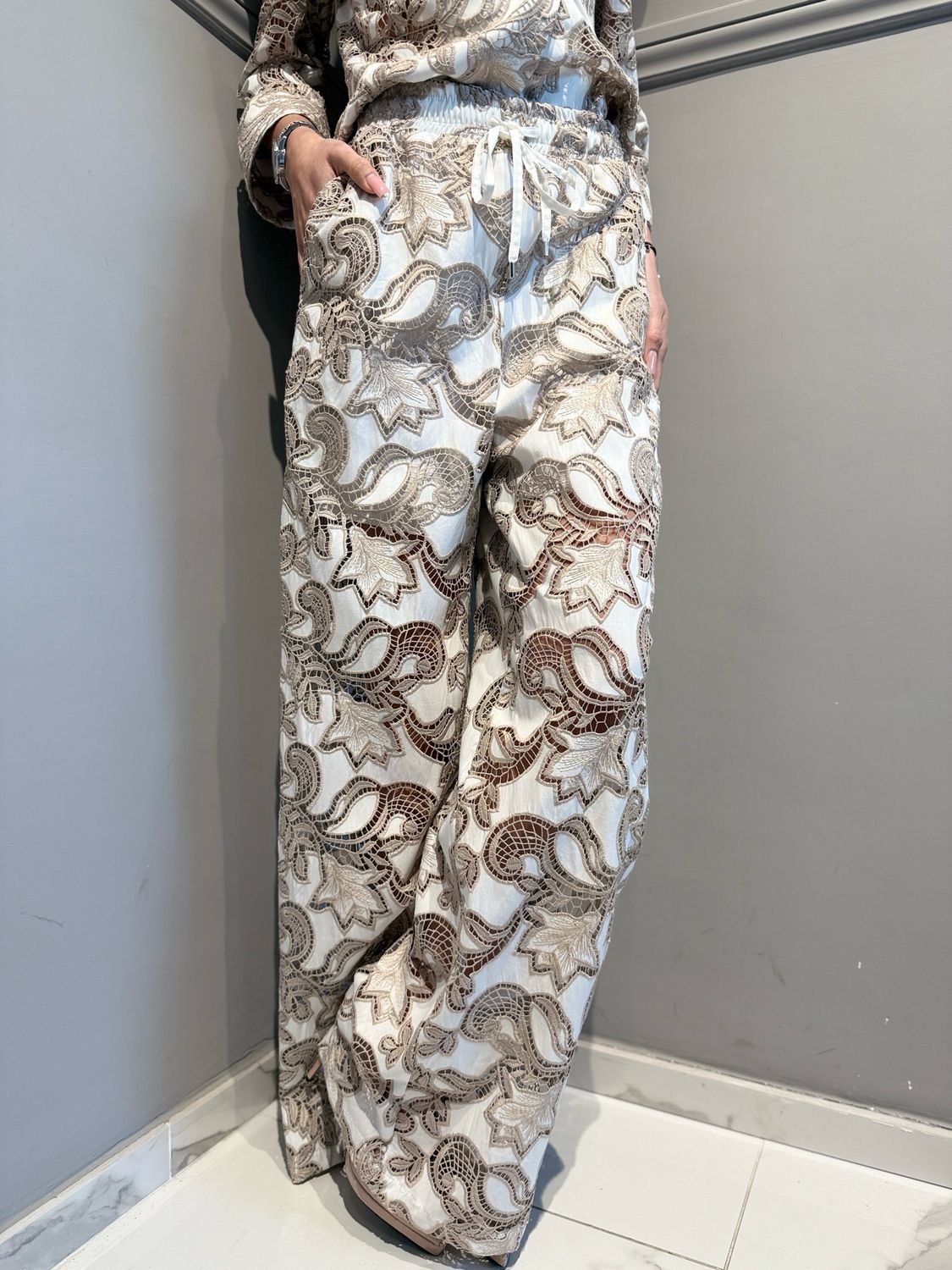 MOTEL - pantalone a palazzo con ricami a palazzo con laccio e elastico in vita 26P4604 bianco