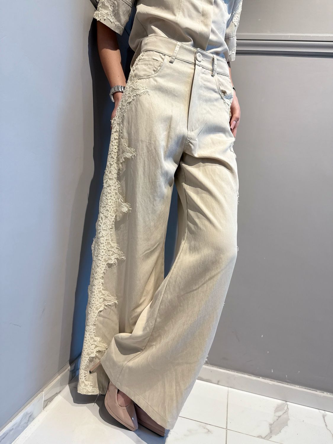 TENSIONE IN - pantalone a palazzo con inserti in pizzo PX1296 sand
