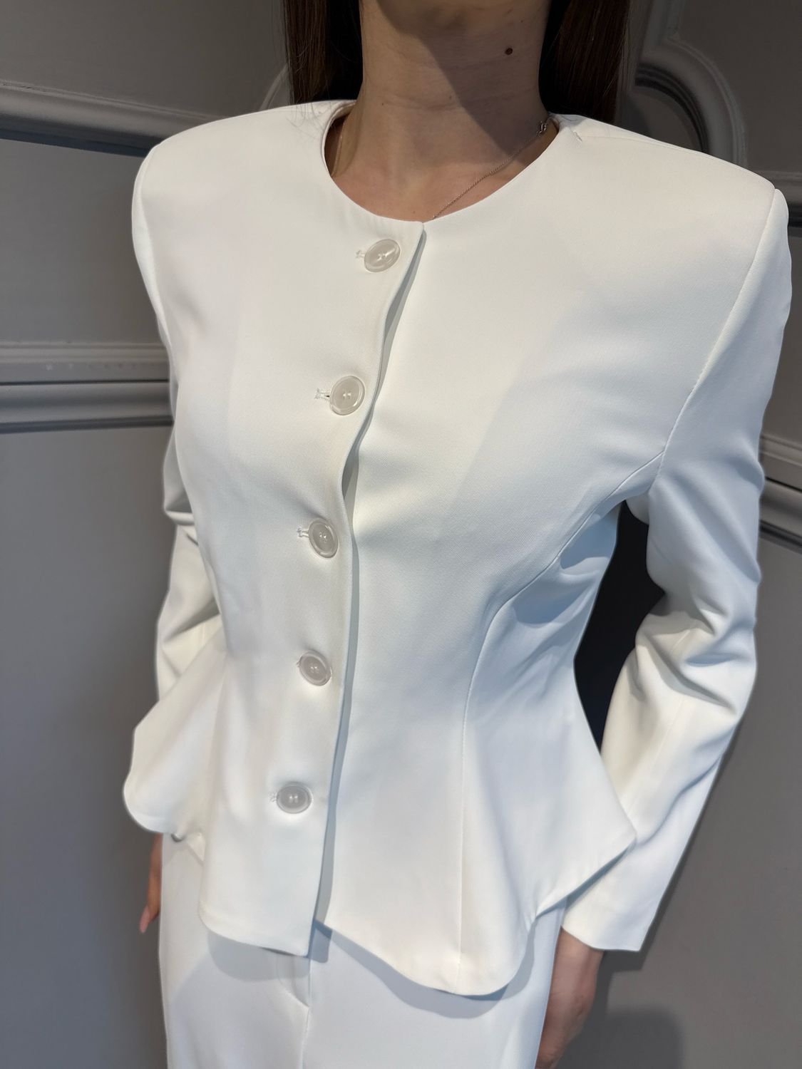 TENSIONE IN - completo giacca chanel svasata sotto+pantalone a palazzo elastico dietro in tessuto fluido 26C4524 bianco