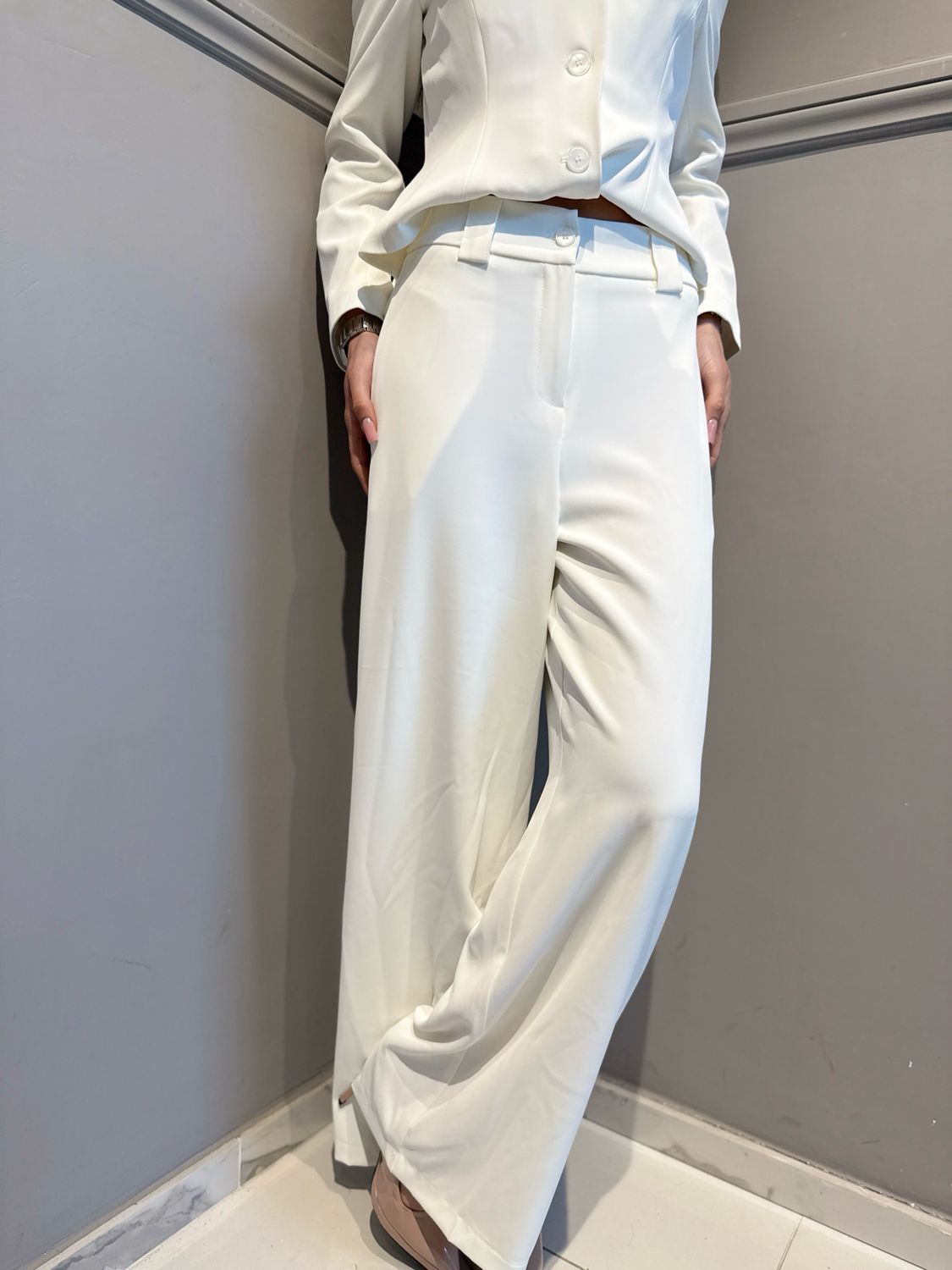 TENSIONE IN - completo giacca chanel svasata sotto+pantalone a palazzo elastico dietro in tessuto fluido 26C4524 bianco