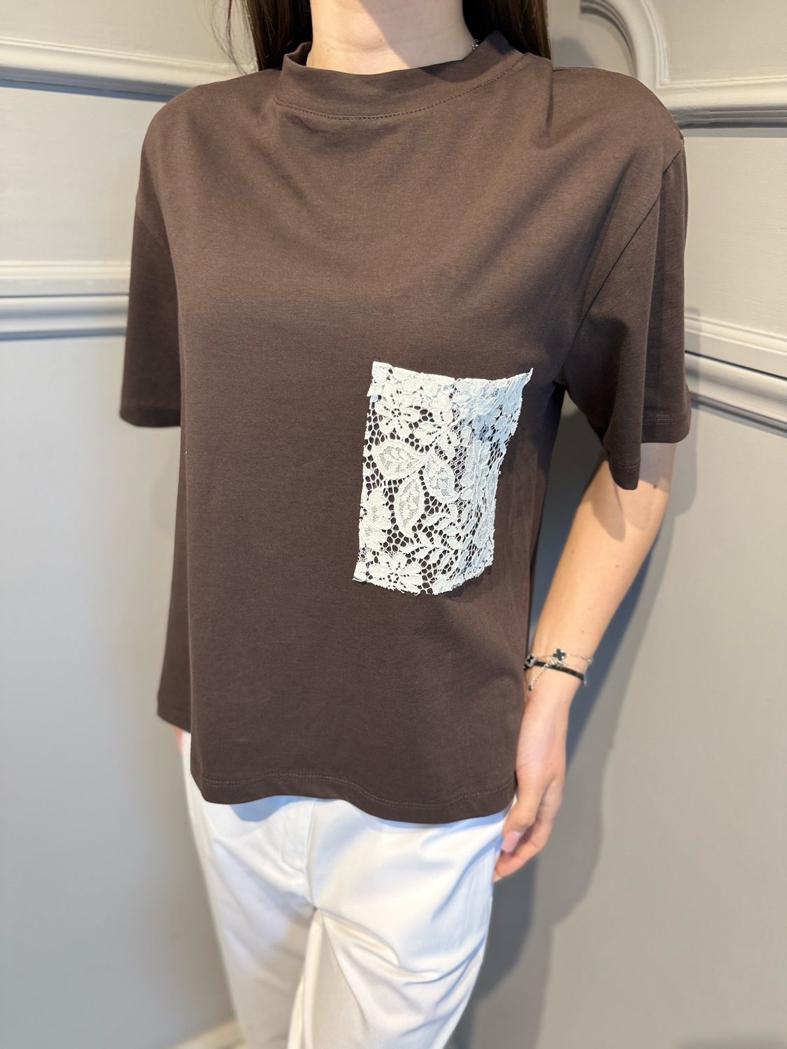 TENSIONE IN - t-shirt over con tasca in pizzo PE260171 moro/bianco