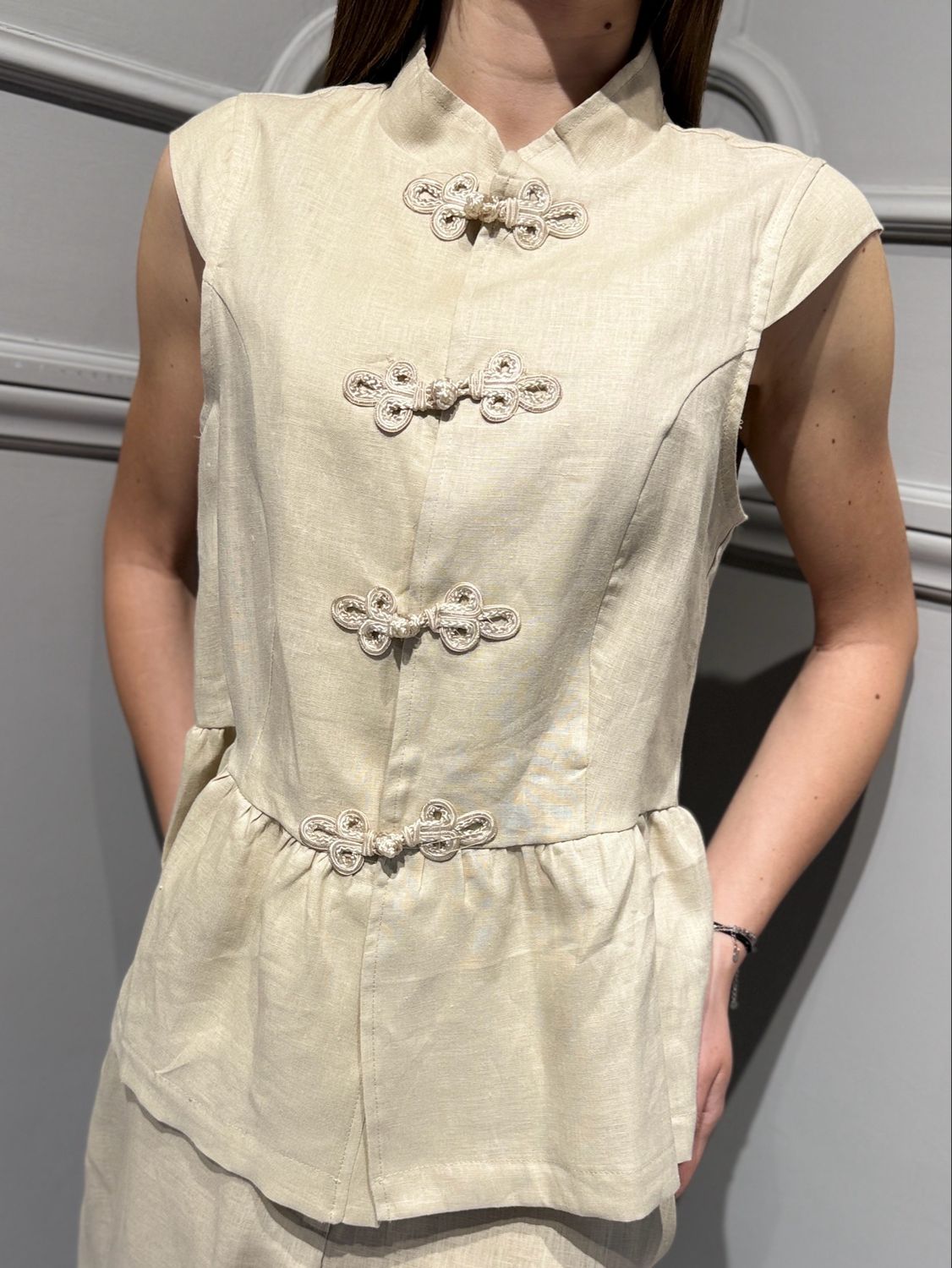 MOTEL - gilet in puro Lino bottoni alamari S26TB03 sabbia