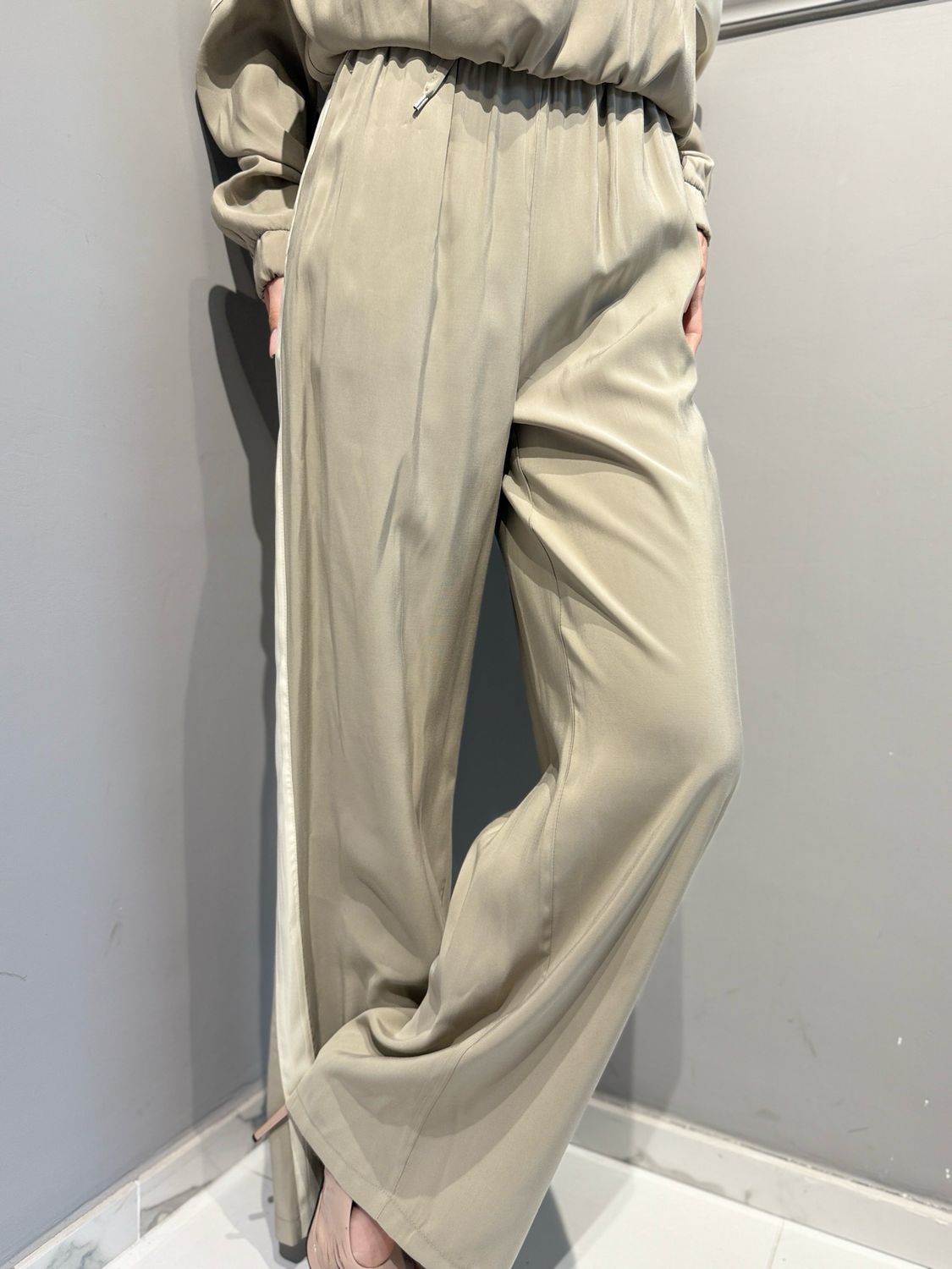 TENSIONE IN - pantalone con bande laterali 26P4584 deserto/panna