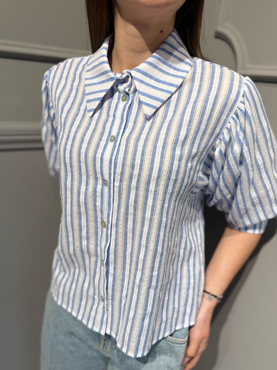 MOTEL - camicia con maniche a palloncino tessuto operato PE262378 celeste/bianco