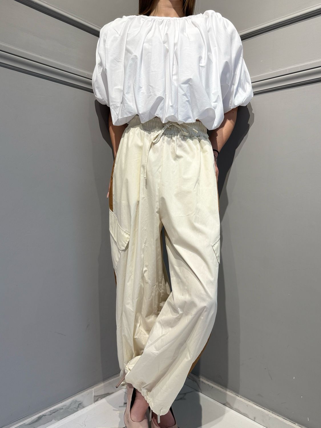 TENSIONE IN - pantalone cargo laccetti alla caviglia bicolore con tasconi 39170 burro/cuoio