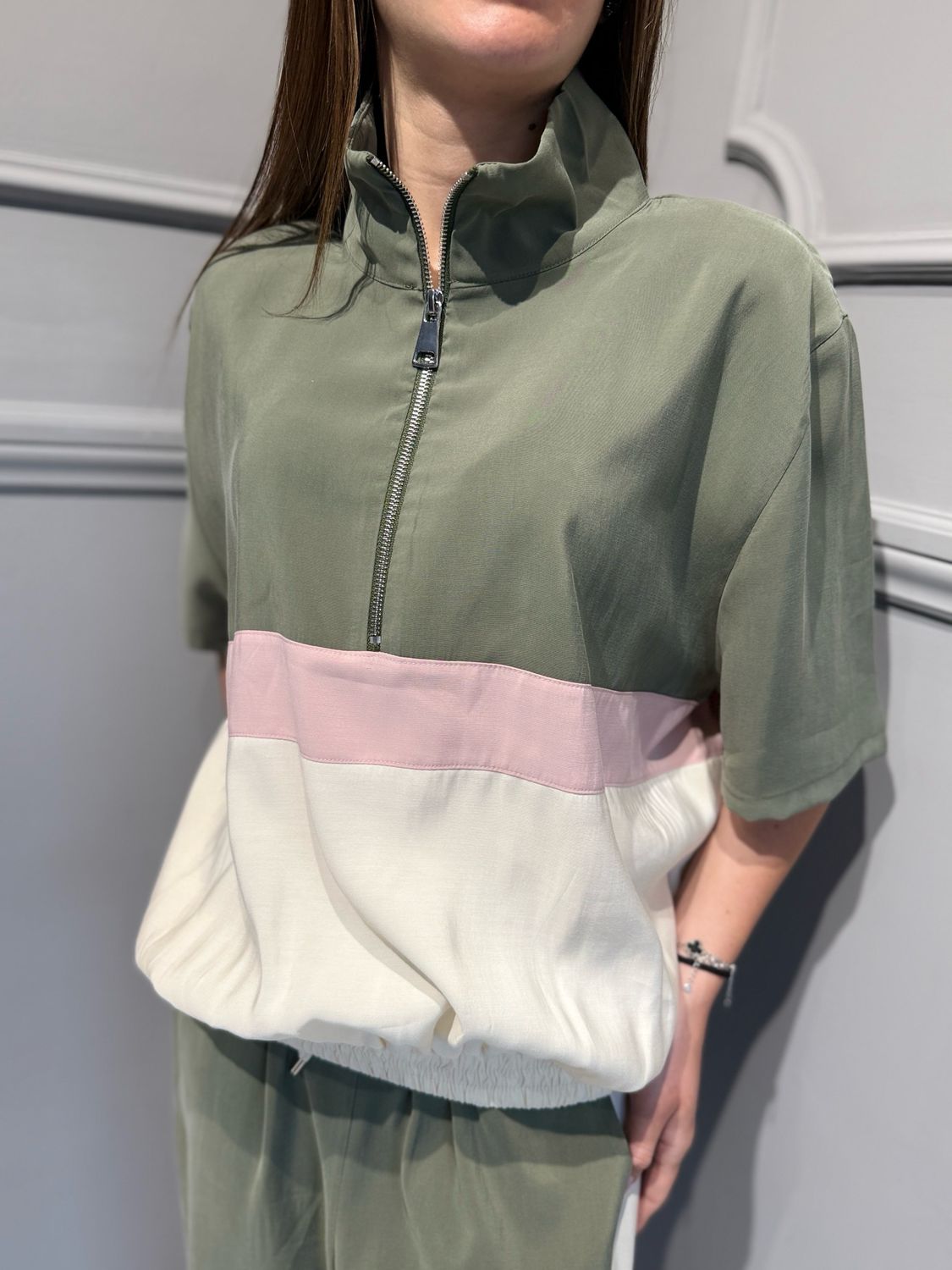 MOTEL - maglia con zip 26M4846 militare/rosa/gesso