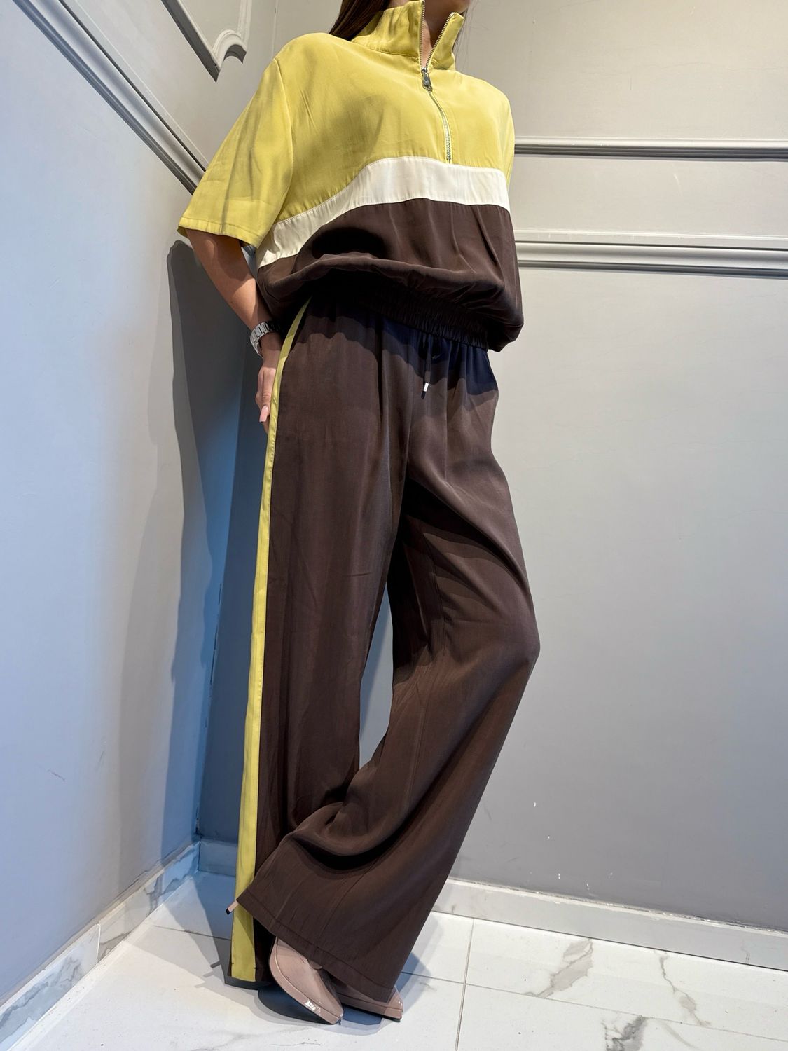 TENSIONE IN - pantalone a palazzo con elastico in vita 26P4484 moro/giallo
