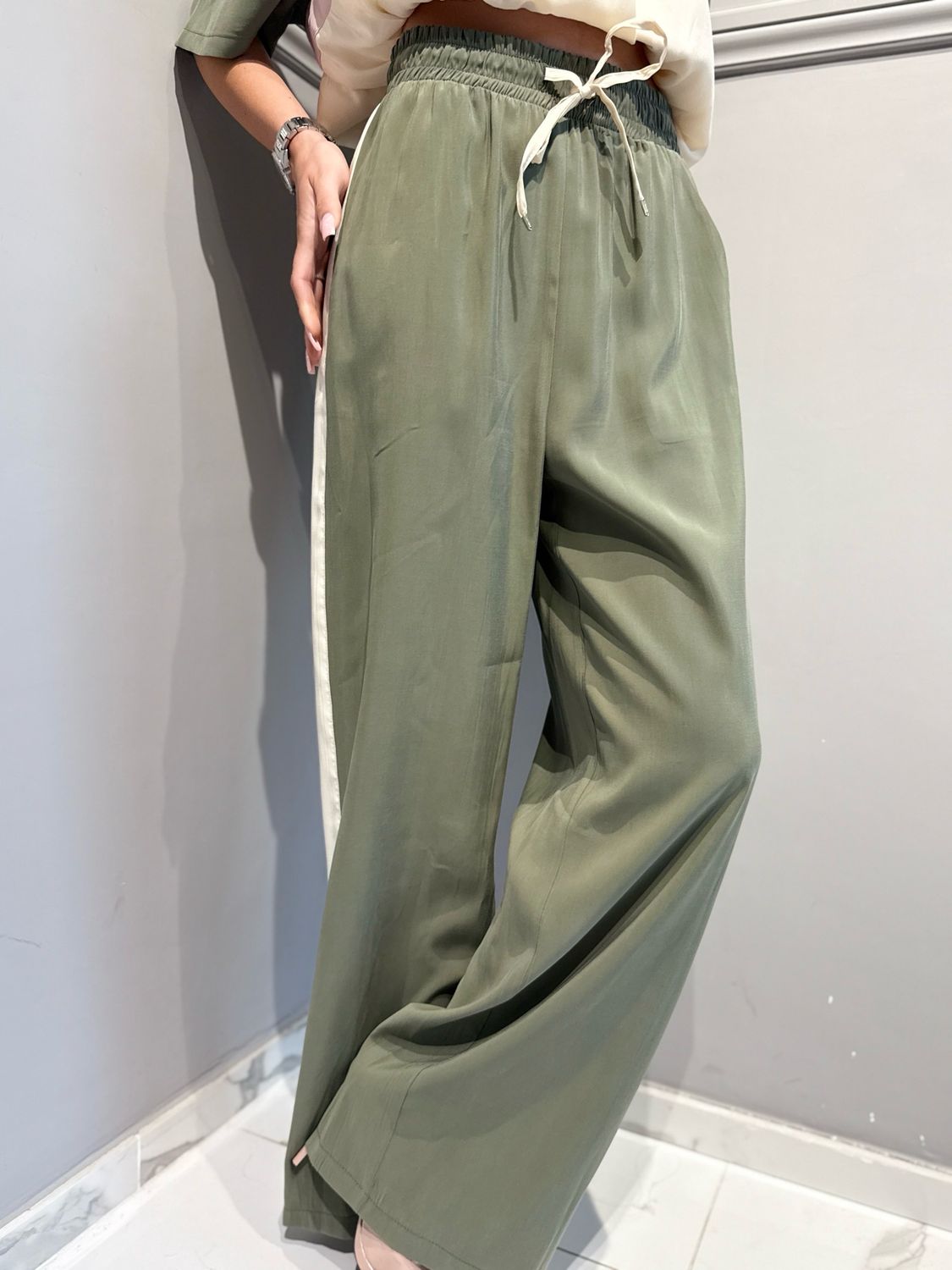 MOTEL - pantalone con laccio e elastico in vita a palazzo con bande laterali 26P4875 militare/rosa
