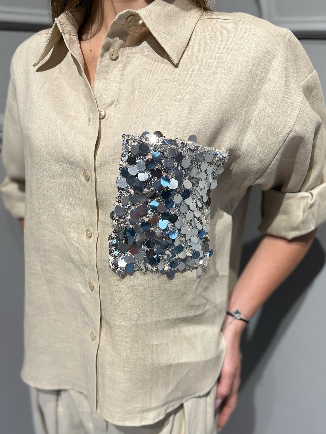 TENSIONE IN - camicia in puro lino con tasca paillettes S26CE15 sabbia