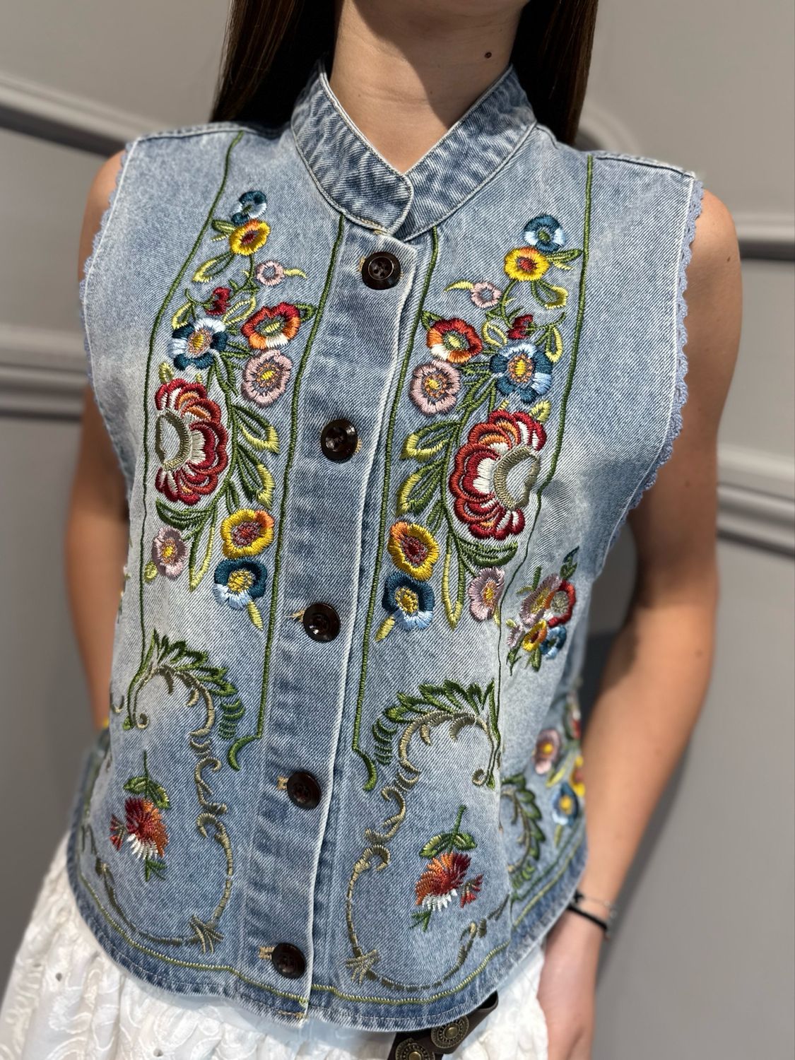 TENSIONE IN - gilet in jeans con ricami 39304