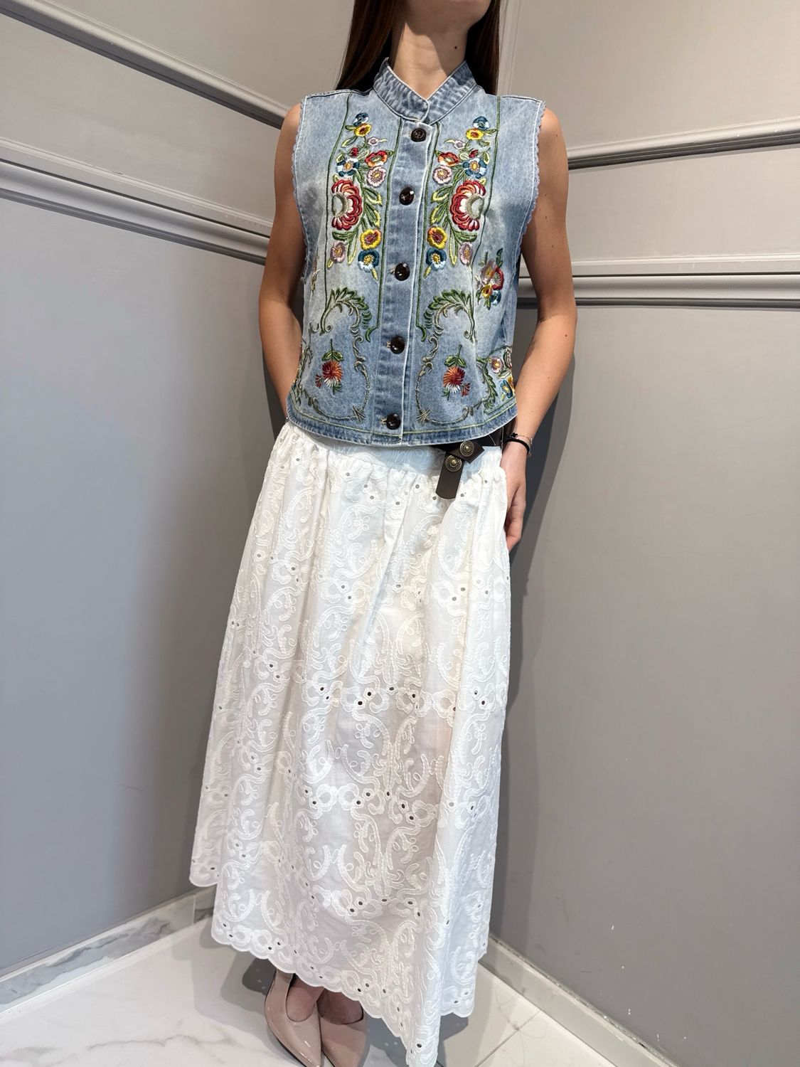TENSIONE IN - gilet in jeans con ricami 39304